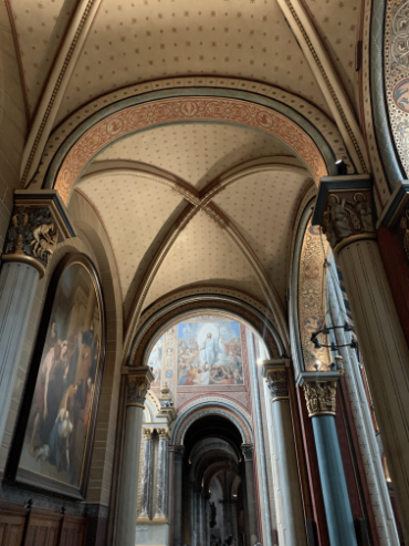 Ceiling with arches.