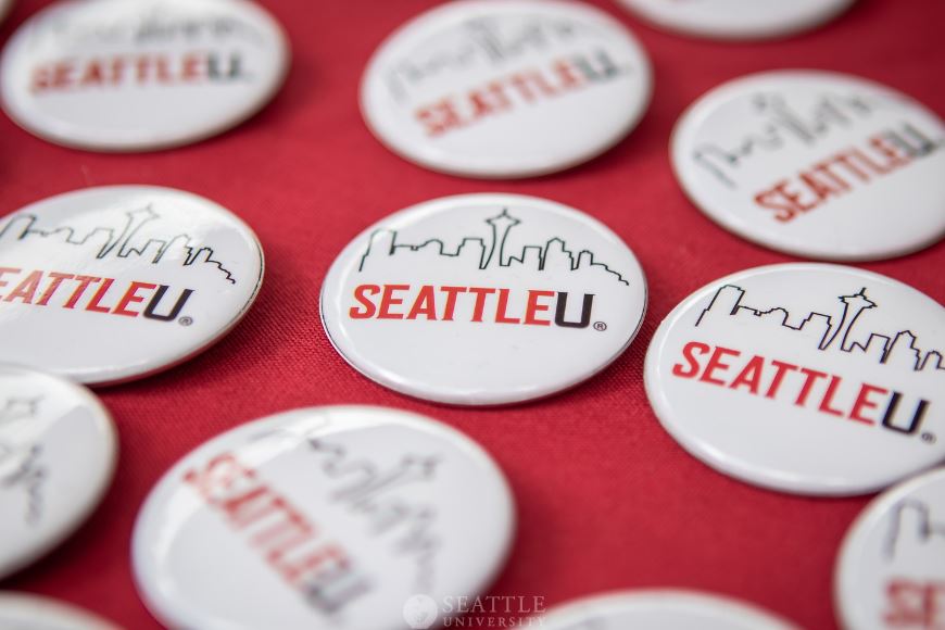 SU Gives 2023 Buttons